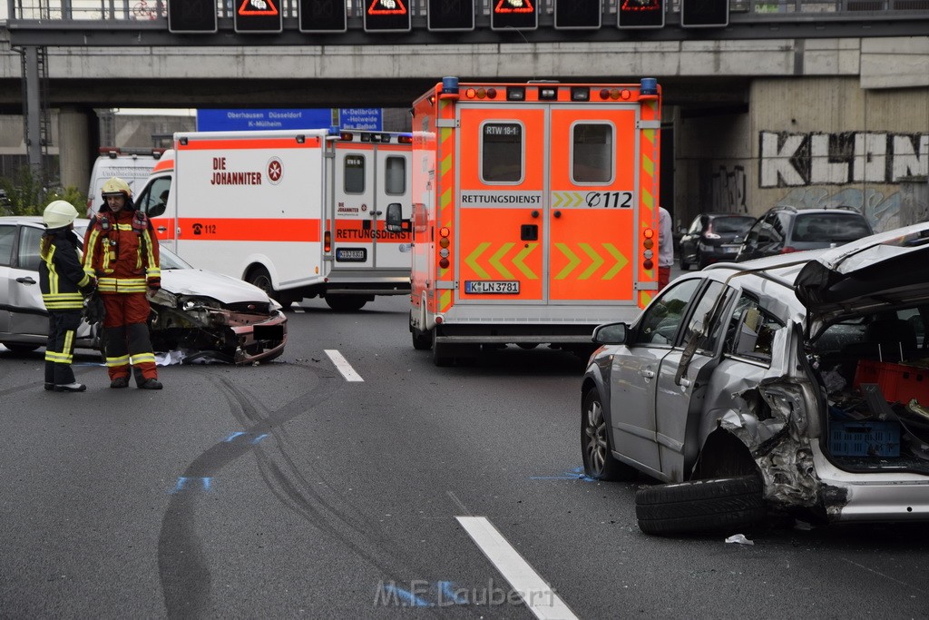 VU Auffahrunfall A 3 Rich Oberhausen kurz vor AS Koeln Dellbrueck P161.JPG - Miklos Laubert